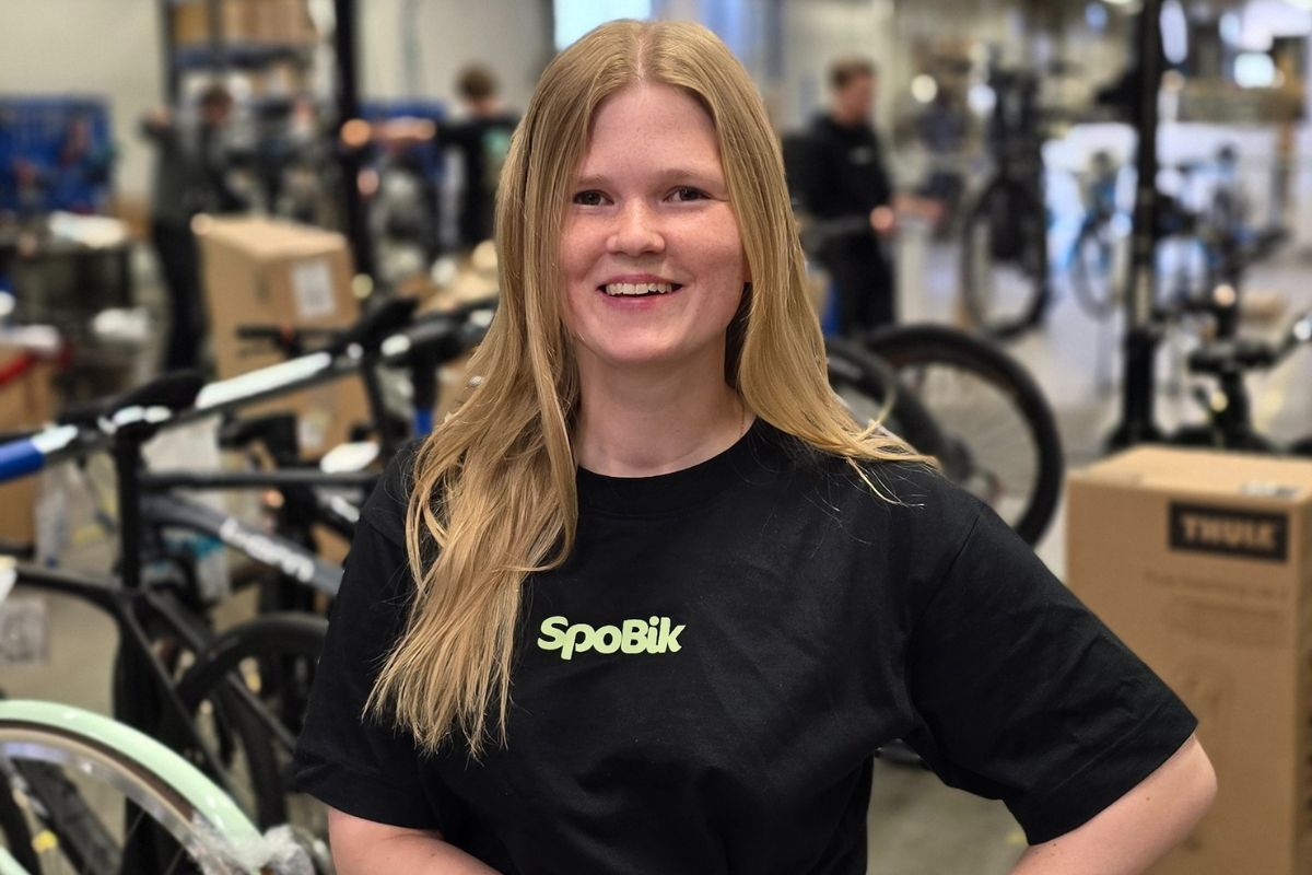 Fanny Arvidsson visar upp Spobiks lagerlokaler