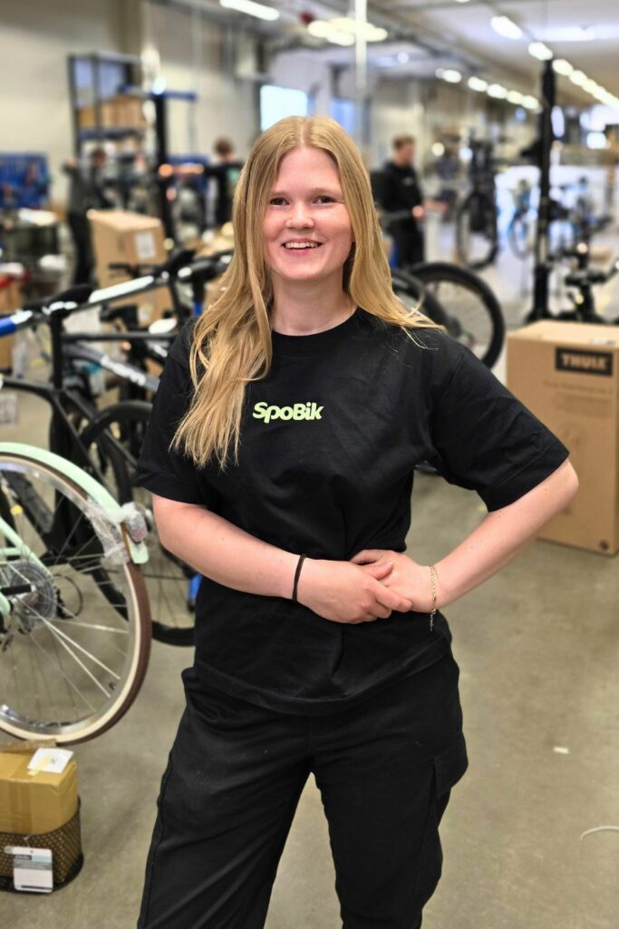 Fanny Arvidsson viar upp lagerlokalerna på Spobik